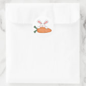 Bunny mit Karottenhemden und Geschenken Runder Aufkleber (Tasche)