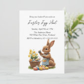 Bunny Painting Eggs Ostereier Jagd Einladung (Stehend Vorderseite)