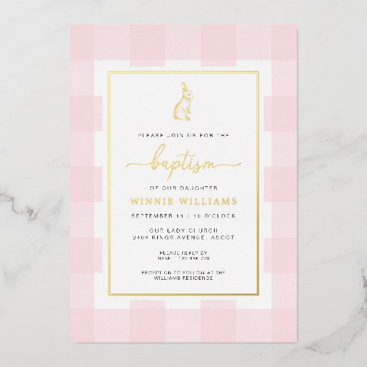 Bunny Pink Gingham Taufen Gold Einladung (Vorderseite)
