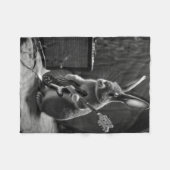 Bunny Playing a Gitarre Fleecedecke (Vorderseite (Horizontal))