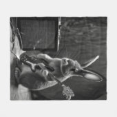 Bunny Playing a Gitarre Fleecedecke (Vorderseite (Horizontal))