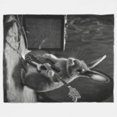 Bunny Playing a Gitarre Fleecedecke (Vorderseite (Horizontal))