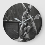 Bunny Playing a Gitarre Große Wanduhr (Vorderseite)