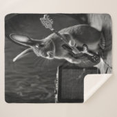 Bunny Playing a Gitarre Sherpadecke (Vorderseite (Horizontal))