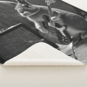 Bunny Playing a Gitarre Sherpadecke (3/4)