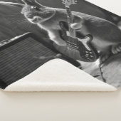 Bunny Playing a Gitarre Sherpadecke (3/4)