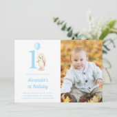 Bunny Rabbit & Balloon Blue 1. Geburtstag Foto Einladung (Stehend Vorderseite)