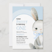 Bunny Rabbit Blue Arch 1. Geburtstag Junge Einladung (Vorderseite)