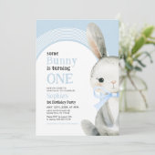 Bunny Rabbit Blue Arch 1. Geburtstag Junge Einladung (Stehend Vorderseite)
