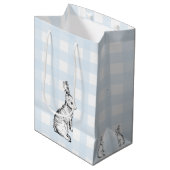 Bunny Rabbit Blue Gingham Gift Bag Mittlere Geschenktüte (Vorderseite Schrägansicht)