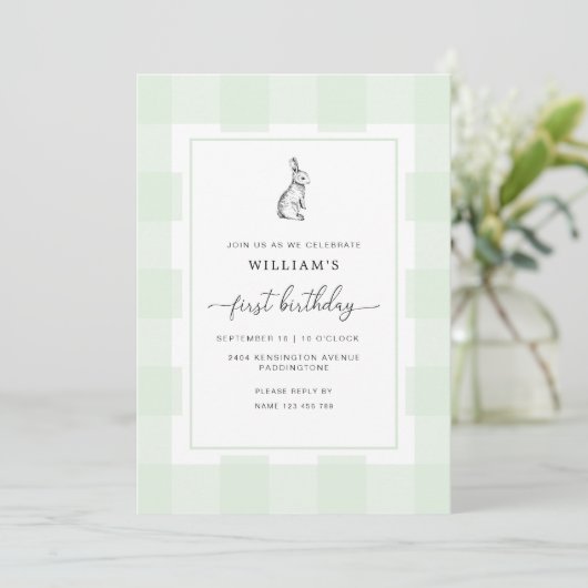 Bunny Rabbit Green Gingham Einladung zum 1. Geburt (Stehend Vorderseite)