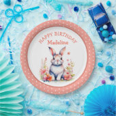 Bunny Rabbit in Blume Happy Birthday Personalize Pappteller (Party)