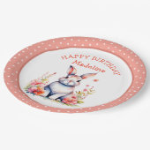 Bunny Rabbit in Blume Happy Birthday Personalize Pappteller (Schrägansicht)
