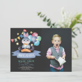 Bunny Rabbit Magic Show Blk Boy Birthday Foto Einladung (Stehend Vorderseite)