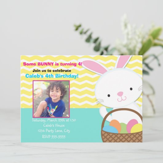 Bunny Rabbit Ostergeburt Foto Einladung (Stehend Vorderseite)