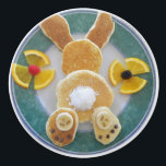 Bunny Rabbit Pancake Breakfast Drawer Pull Knob Keramikknauf<br><div class="desc">Mein originelles Foto von Frühstückspeckkuchen macht eine niedliche Schublade für eine Küche oder eine Speisekammer.</div>