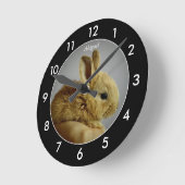 Bunny Rabbit Personalized Black Border Round Clock Runde Wanduhr (Winkel)