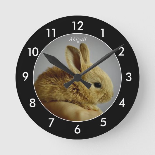 Bunny Rabbit Personalized Black Border Round Clock Runde Wanduhr (Vorderseite)