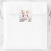 Bunny Rabbit with Blue Eyes and Spring Wildflowers Quadratischer Aufkleber (Tasche)