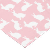 Bunny Silhouettes On Blush Pink Easter Pattern Tischdecke (Schrägansicht)