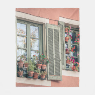 BUNT GEMISCHTE BLUMEN IN VASE NEBEN DEM FENSTER FLEECEDECKE