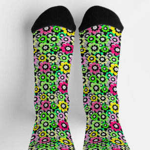 Bunte ausgeschnittene Papierblumen auf schwarzem H Socken