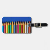Bunte Bleistiftzeichenstifte auf blauem Gepäckanhänger (Vorderseite horizontal)