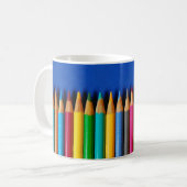 Bunte Bleistiftzeichenstifte auf blauem Kaffeetasse (Vorderseite Links)