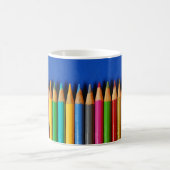 Bunte Bleistiftzeichenstifte auf blauem Kaffeetasse (Mittel)