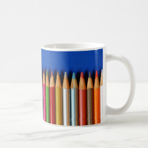 Bunte Bleistiftzeichenstifte auf blauem Kaffeetasse