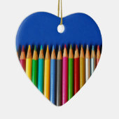 Bunte Bleistiftzeichenstifte auf blauem Keramik Ornament (Rechts)