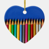 Bunte Bleistiftzeichenstifte auf blauem Keramik Ornament (Vorne)
