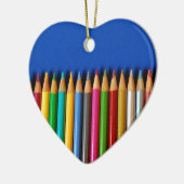 Bunte Bleistiftzeichenstifte auf blauem Keramik Ornament (Links)