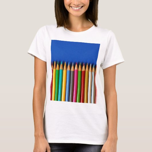 Bunte Bleistiftzeichenstifte auf blauem T-Shirt (Vorderseite)
