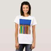 Bunte Bleistiftzeichenstifte auf blauem T-Shirt (Vorne ganz)