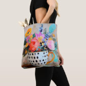 Bunte Blumen in einer Tasse mit Punkten Tasche (Von Nahem)