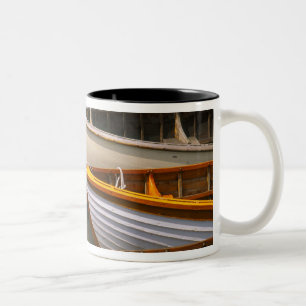 Bunte Boote im Wooden Boat Center Zweifarbige Tasse