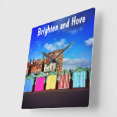 Bunte Brighton- und Hove Summer Beach Huts Quadratische Wanduhr (Winkel)