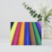 Bunte Crayons Postkarte (Stehend Vorderseite)