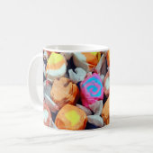 Bunte eingewickelte Taffysüßigkeit Kaffeetasse (Vorderseite Links)