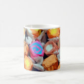 Bunte eingewickelte Taffysüßigkeit Kaffeetasse (Mittel)