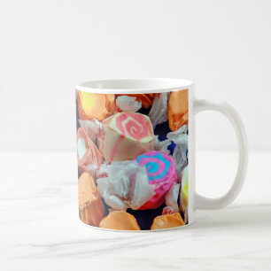 Bunte eingewickelte Taffysüßigkeit Kaffeetasse