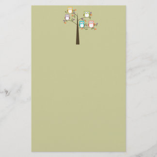 Bunte Eulen im hübschen Baum Briefpapier