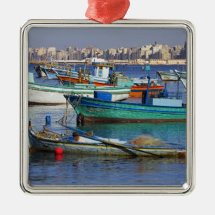 Bunte Fischerboote im Hafen von Silbernes Ornament