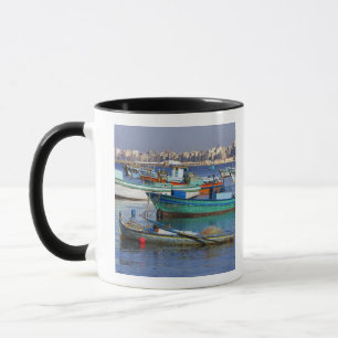 Bunte Fischerboote im Hafen von Tasse
