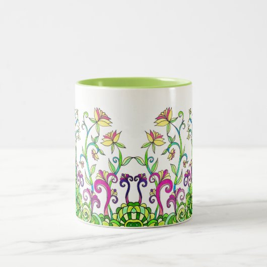 Bunte Frühlings-Blumen-Tasse durch Leslie Clair Zweifarbige Tasse (Mittel)