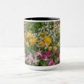 Bunte Frühlingsblumen in voller Blüte Tasse (Zentrum)