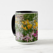 Bunte Frühlingsblumen in voller Blüte Tasse (Vorderseite Links)
