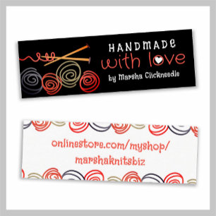 bunte Garnbälle Stricknadeln Geschenketiketten