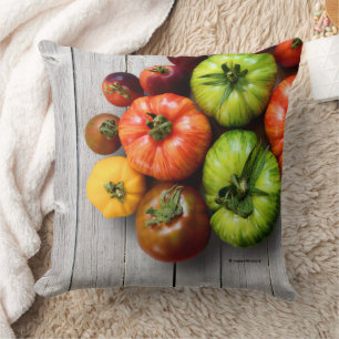 Bunte gestreifte Tomaten auf verwittertem Tisch Kissen